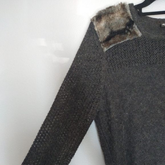 Womens wool blend loose knit sweater with fur patches on shoulders. - Picture 2 of 6